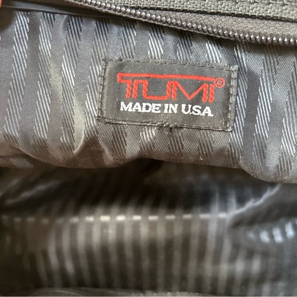 Tumi Nylon Small Messenger Bag Made In America - Picture 11 of 14